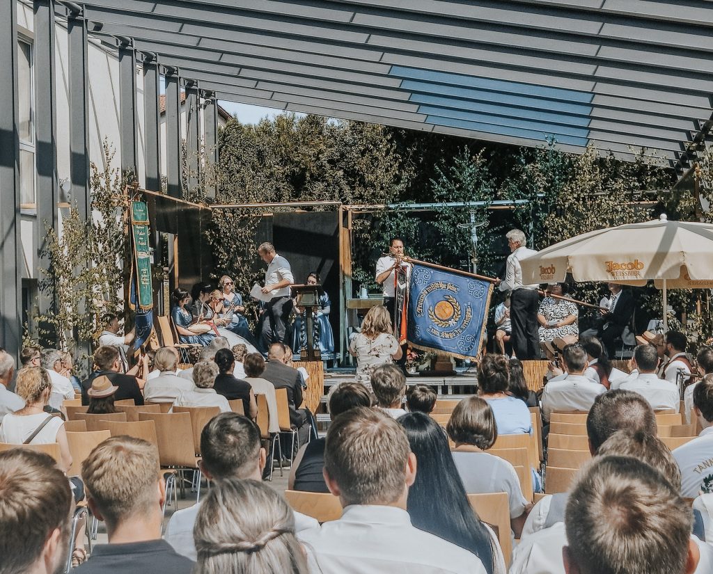 Übergabe der Fahnenbänder